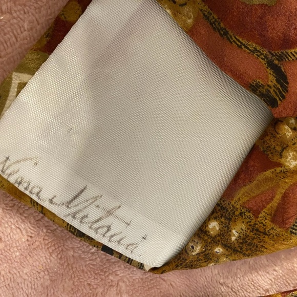 Elegant Men's Tie with Red and Gold Floral Pattern - Picture 7 of 8